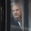 어샌지가 망명 중인 에콰도르 대사관에 괴한이 침입하다. 이미지