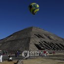 Mexico Spring Equinox - A hot air balloon flies over the Pyramid 이미지