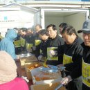 2009년12월28일 예장백석 총회, 서울역 노숙자들에게 점심-방한복 전달 이미지