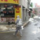 큰스님 노스님부터 탁발을, 거리의 탁발자를 보며 이미지