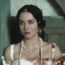 [이자벨 아자니] 영화 여왕 마고에서 보여주는 빨간 웨딩드레스 ＆ 흰드레스 이미지