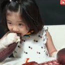 6살 쌍둥이 딸들 ‘대왕문어 먹방’ 영상 올렸던 아빠가 사과한 이유 이미지