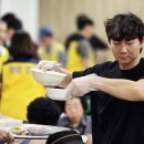 더위 식힌 구수한 곤드레 향기… 제천 ‘사랑의 밥차’ 자원봉사대학총동문회 운영위원회와 온정 빚다 이미지