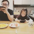 2412 성시연 부모님과 옛날 사진 재현하기 이미지
