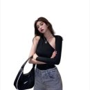 아이돌 오프숄더 의상으로 완성하는 슬림 실루엣