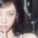 뮤즈뷰티살롱 | 에스파 카리나, 스트라이프 탑X블루 스커트로 연출한 Y2K 뷰티 살롱 무드! 사진 속 레트로 아이템 분석
