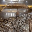 100만 톤의 고철을 녹여 새로운 철을 생산하는 과정. 한국의 친환경 제강 공장 이미지