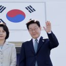 트럼프와 세 번째 정상회담…교황 방북 요청 땐 '남북관계' 숨통 트럼프 통화 한 달 만에 조우…"교황 방북 땐 한반도 평화 상징" 이미지