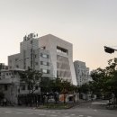 (주)온디자인건축사사무소 | 나무, 반사성과 질감의 대화 ‘패션플로우 사옥 F&amp;L HQ’ by. (주)아스크 건축사사무소 ASK Architects