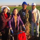 A good Chinese daughter with her mother,90 years old at a radish farm IL 이미지