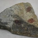 ﻿석철 운석 石铁陨石 석철운석은 크게 감람석 철운석(감람석+금속)과 중석 철운석(감람석+고동휘석+금속)의 두 가지 유형 이미지