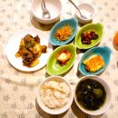 에든버러 한인민박 Abbey Lane (애비레인) 오늘의 아침식사 메뉴 - 사골미역국, 소고기굴소스볶음, 겉절이김치 이미지
