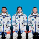 중국 우주정거장으로 갈 준비가 된 세 명의 우주비행사 이미지