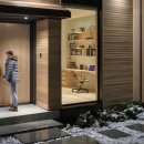 주택 담장 앞 이미지