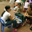 하노이 상인들의 건강한 웃음 - 하노이 동쑤안 시장 이미지