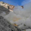 인도네시아 이젠칼데라화산(동부 자바섬)의 유황분기공 이미지