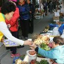 재래시장 살리기 캠페인을 하고 있는 익산 신천지 자원봉사단 이미지