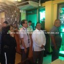 필리핀 부통령 및 마카티 시장 : 비나이 *런치 뷔페에서 줄 서있는 모습* 설정인가??? 이미지