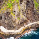 한 번 걸으면 평생 기억에 남는다… 바다 위 절벽 따라 걷는 1.9km 해안 산책길 이미지