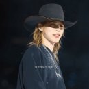 울고 있는 팬에게 선물 주며 울지 말라고 하는 BTS 지민 이미지
