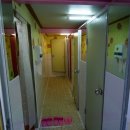 시냇가 하얀집 이미지