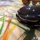 BMW 휠에 페인트 분사기 장착해 전시장 바닥에 각종 뿜칠 이미지