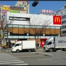 맥도날드 앞 버스정류장 이미지