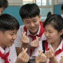 손가락 까딱했다가 잡혀갈 뻔…’한국식 손하트’에 푹 빠진 북한 MZ들 이미지