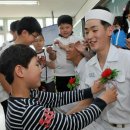 [기사동정]해군복무 백홍석, 고근태, 어린이들로부터 꽃받고 활짝[사이버오로20130510] 이미지