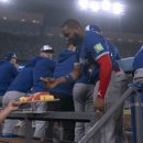 [TOR vs LAD]경기가 길어지면서 과일로 당 채우는 게레로 주니어.gif 이미지