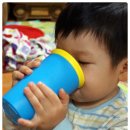 쏟아지는 컵 이미지