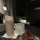 JALU(잘루) | 연희동카페 │ 모던블랙 컨셉인 티라미수 케이크 맛집, 기독교 컨셉의 잘루(Jalu)