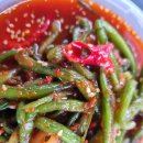 농사지어서 준비한 재료로 만든 고구마순 깻잎 콩잎 서너가지 김치 이미지