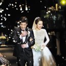 "박 지성, 결혼 축하해" 스승 히딩크·,절친 에브라가 꽃가루 뿌려 이미지