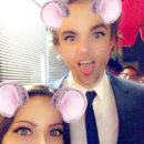 팬과 찍은 사진 확인하다 당황한 로버트 패틴슨 이미지