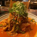 펌)결대로 쭉~ 찢어서 흰 쌀밥에 싸먹는 맛! 김치찜 맛집 BEST 5---문현정 에디터 님의 스토리 이미지