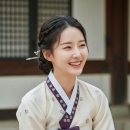 크림색 한복의 밝은 미소 이미지