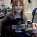 헤비메탈에 빠진 8세 소녀...기타 신동 화제 (동영상) 이미지