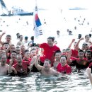 서귀포 겨울바다 팽귄 수영대회의 해병대 대원들 이미지