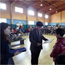 도리초등학교 총동창회 모교 69회 졸업식에서 표창장 수여 이미지