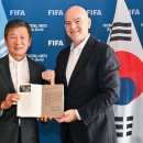 정몽규 회장, 파리서 인판티노 FIFA 회장과 만남…&#39;축구의 시대&#39; 자서전 선물 이미지