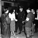 도쿄 신주쿠 거리의 여성들 - 1950 이미지