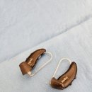 오히어링보청기 | 오토바이 헬멧 착용 시 오픈형 보청기가 자꾸 빠졌던 70대 어르신의 포낙 비르토 I70-R 착용 후기