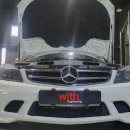 벤츠 W204 C63AMG 냉각수 누유로 견인으로 입고하여 확인 결과 냉각수 탱크 파손으로 냉각수 탱크 교환과 엔진오일 교환과 헤드라이 이미지