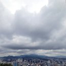 마을 유도관 | 장마철 구름이 가득한 서울의 하늘 아래 남산타워에서 바라본 흐릿하지만 낭만적인 서울 풍경과 사랑의...