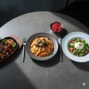 동백궁 죽전점 (주)신화푸드 | 죽전역 바비레드: 중독성 끝판왕! 매콤한 레드 크림 파스타와 소갈비의 만남