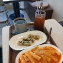 작은공원분식 | 숭의동 분식 카페 프론트도어 아늑한 분위기