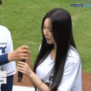 어제자 달샤벳 세리 시구.gif 이미지