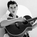 Elliot James Reay is a British singer and songwriter known for his distinct 이미지