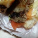 롯데리아버거에서 이물질발견.... 이미지